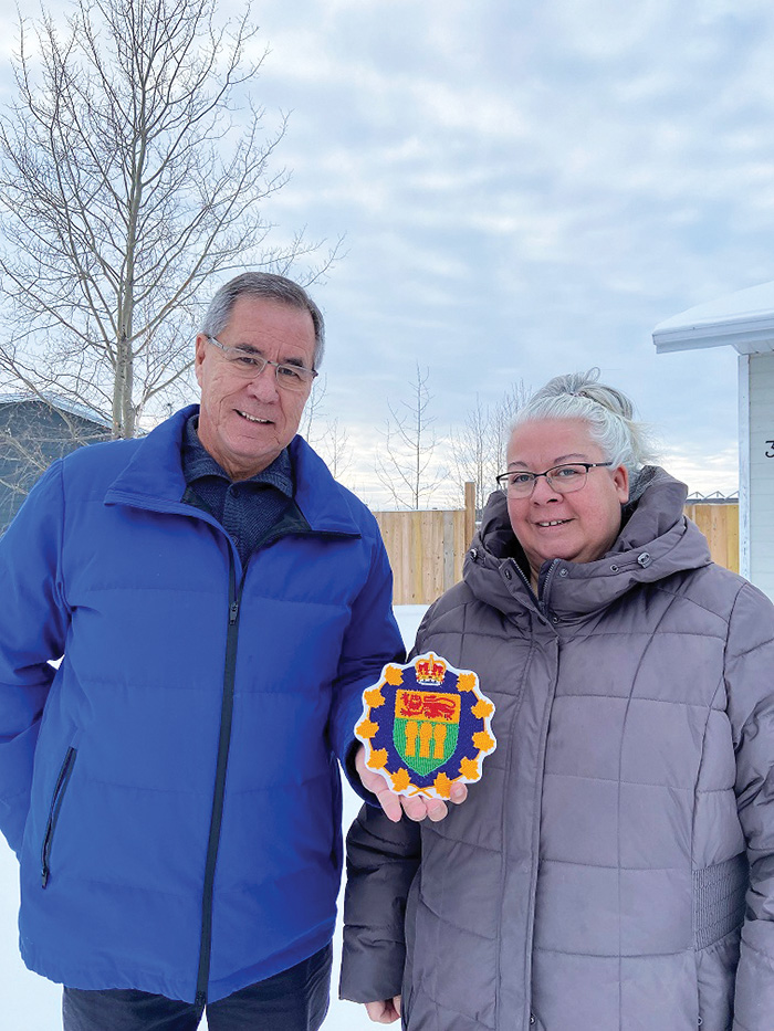 Saskatchewan Lieutenant Governor Russ Mirasty and Donna Mirasty with the beaded medallion representing the Lieutenant Governors crest, created by Cathy Lavallee of the Lac La Ronge Indian Band that they gifted to King Charles III.<br />
